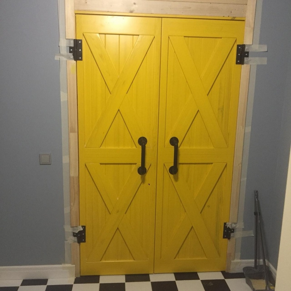 Дверь в стиле лофт двойная на кованых петлях