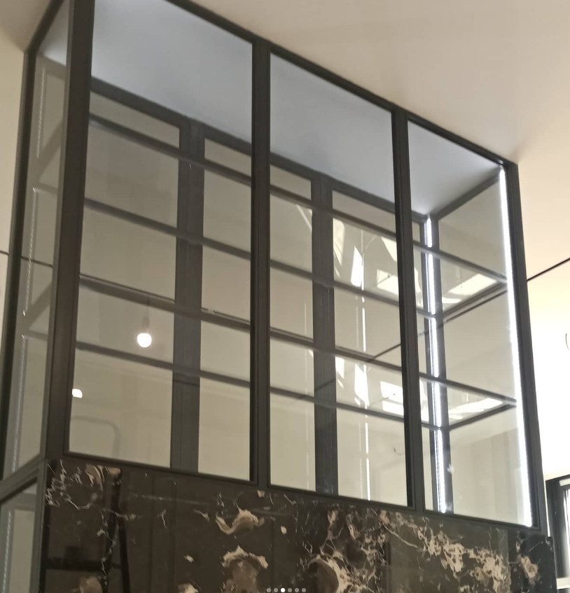 Шкаф стеклянный тонированный в стиле лофт с фасадом из камня Architect Building Centre