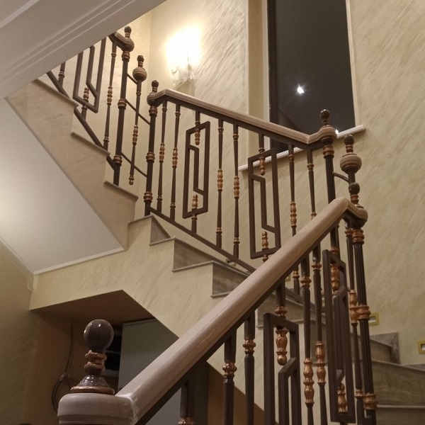 Кованая лестница в стиле лофт из профильной трубы деревянные поручни